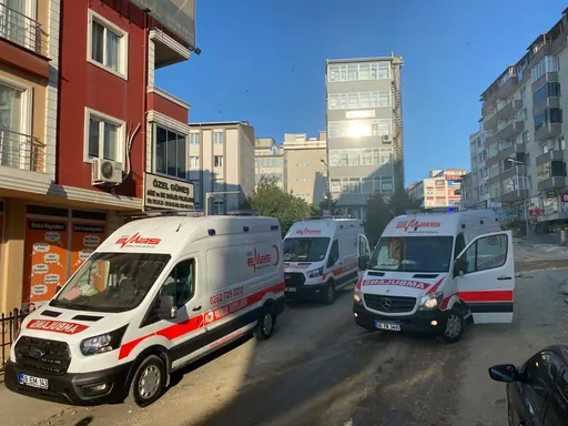 Görev öncesi bir arada bekleyen üç Özel Emas ambulansı